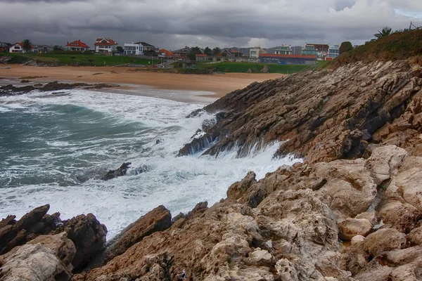 Coast with waves breaking on a stormy day — Stock Photo, Image