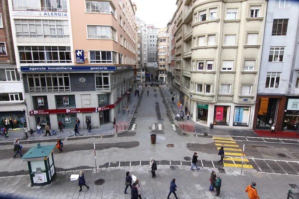Madrid - 5 ianuarie: Oamenii neidentificați merg pe străzi și remorchează — Fotografie, imagine de stoc