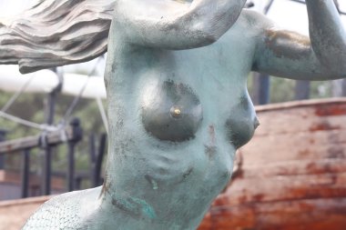 Deniz kızı göğüsler, eski bir yelkenli gemi aslanı olarak