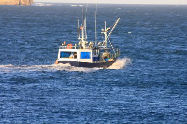 mavi deniz kıyısına yakın yelken küçük balıkçı teknesi