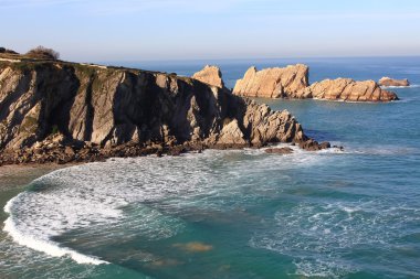 mavi deniz ve güzel kayalıklarla, kıyı yatay