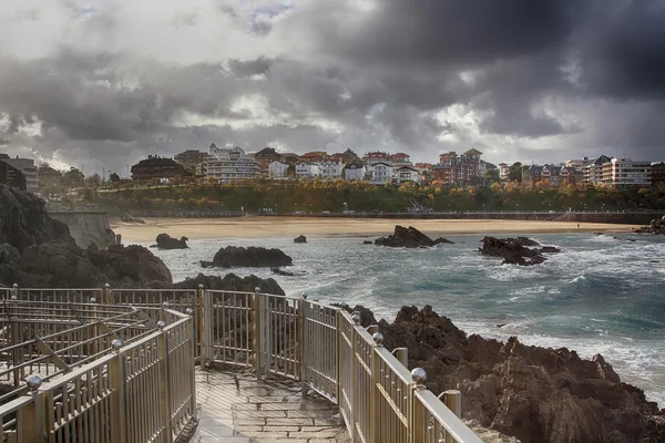 Moderner Spaziergang mit Felsen und Meer mit schönen Wolken Hintergrund — Stockfoto
