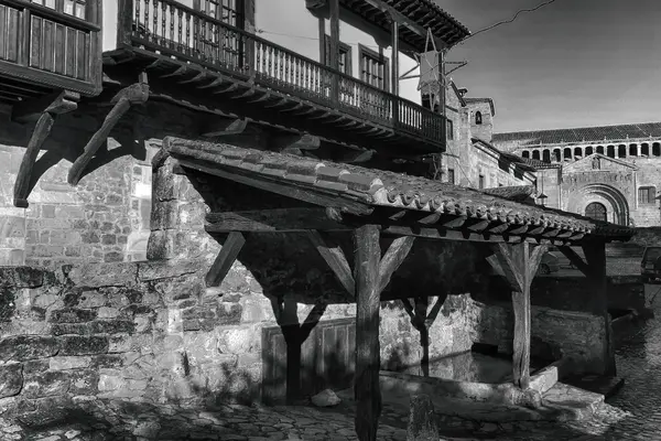 Casas típicas en la ciudad Patrimonio de la Humanidad de Santillana del Mar , —  Fotos de Stock