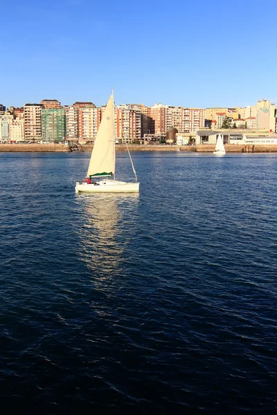 Kleine zeilboot witte zeilen voor de stad van santander, — Stockfoto