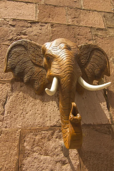 Escultura tallada tr madera con forma de elefante — Stok fotoğraf