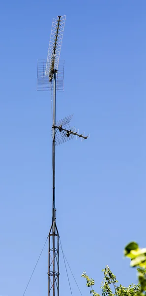 Televisie-antenne met blauwe hemelachtergrond — Stockfoto