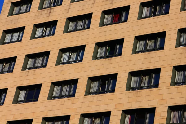 Fond avec bâtiment moderne et leurs balcons et fenêtres — Photo