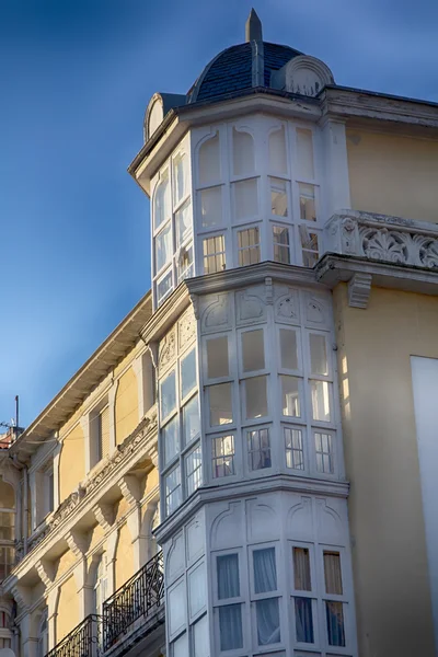 Bellissimo vecchio edificio con bellissimi dettagli — Foto Stock