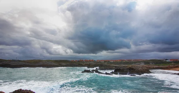 Coastal landscape with beautiful clouds in the background — Stock Photo, Image