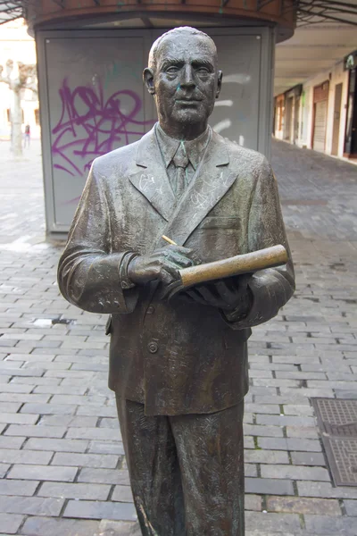 Volwassen man bronzen cijfers lezen van een boek op de straat — Stockfoto