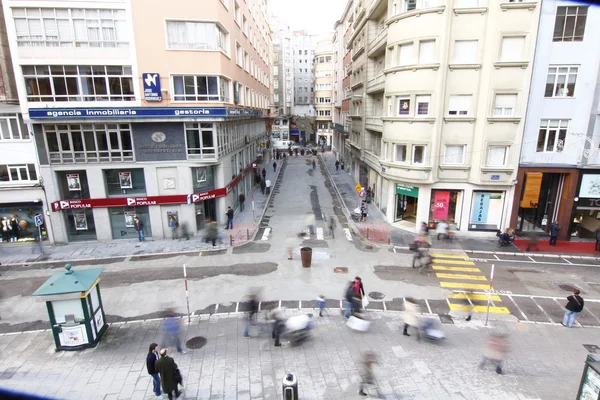 Madrid - 5 de enero: personas no identificadas caminan por las calles y remolcan —  Fotos de Stock