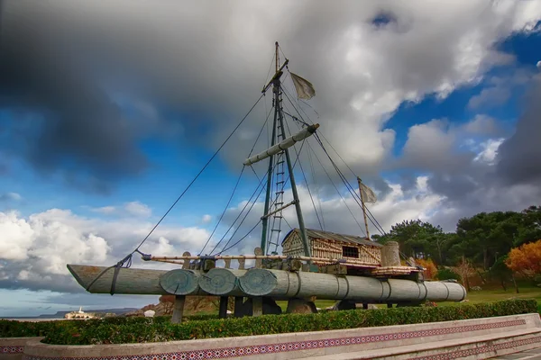 Boat with a sail made from logs tied — Stock Photo, Image