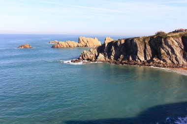mavi deniz ve güzel kayalıklarla, kıyı yatay