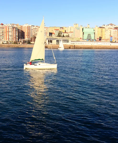 Небольшой парусник белый sailing перед городом Сантандер , — стоковое фото