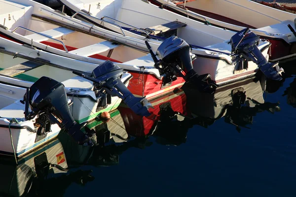 Sok evezős csónak és halászati motor szép színek — Stock Fotó