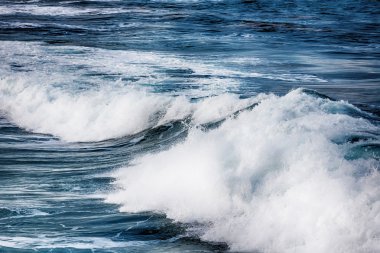 Dalgalar kıyıya yaklaşan breaking