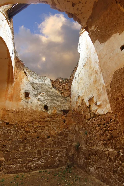 Gebied in de ruïnes van de beroemde stenen klooster gebouwd in 1194, nuevalos — Stockfoto