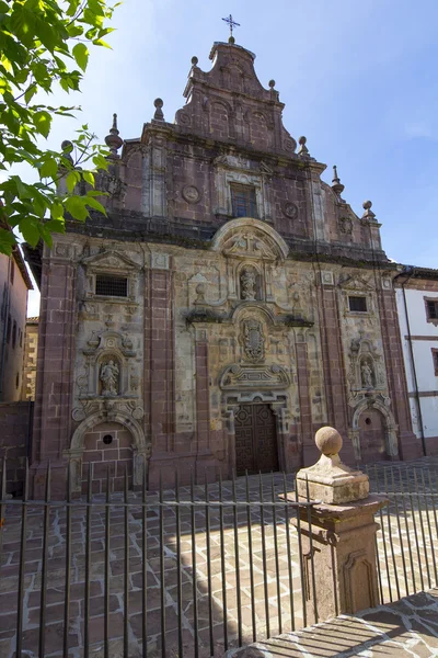 Типичная церковь малых городов южной Франции — стоковое фото