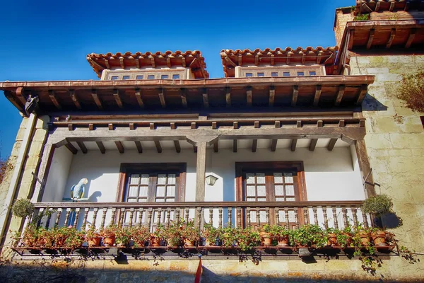 Casas típicas en la ciudad Patrimonio de la Humanidad de Santillana del Mar , — Foto de Stock