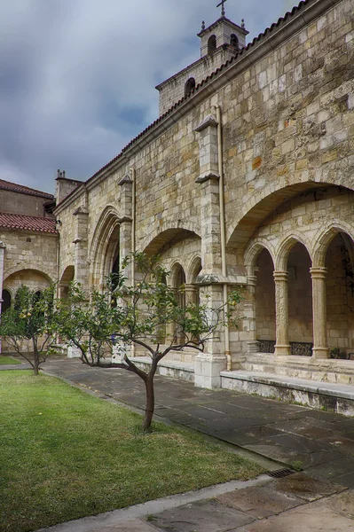 Cathedral and cloister of Our Lady of the Assumption in Santande — Stock Photo, Image