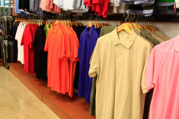 Kleding shirts van verschillende kleuren — Stockfoto