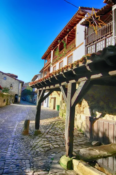 Улицы, типичные для деревни древнего мирового наследия Сантильяна дель — стоковое фото