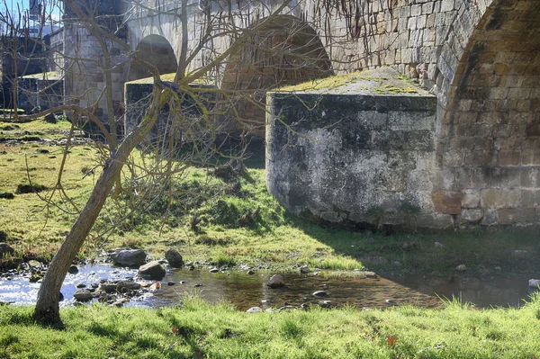 Λεπτομέρειες του ένα παλιό πέτρινο γεφύρι — Φωτογραφία Αρχείου