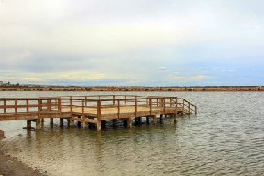 Sakin bir deniz üzerinde ahşap İskelesi