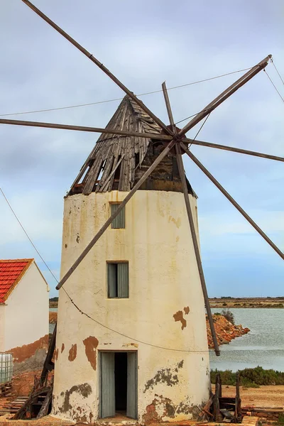 Viejo Molino de viento del siglo XVI piedra blanca y madera — Foto de Stock