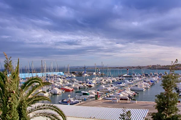 Modern marina fylld med segelbåtar dockad — Stockfoto