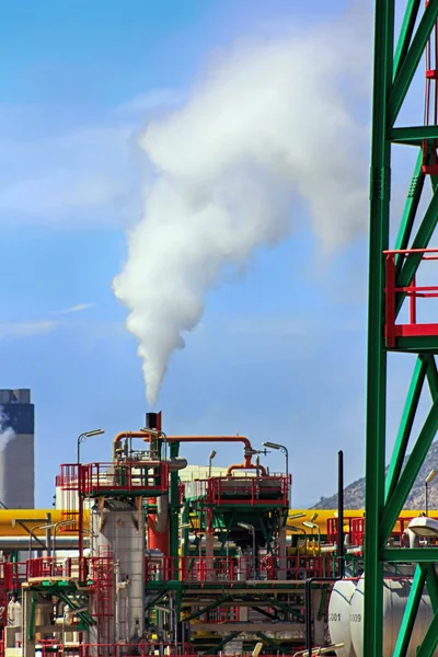 Pfeifen in tausend Farben in einer modernen Ölraffinerie — Stockfoto