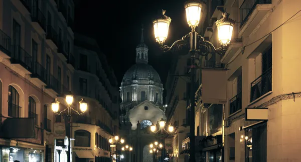 Nacht uitzicht over de stad van zaragoza, Spanje — Stockfoto