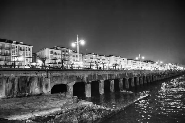 Cais à noite na cidade de Santander, Espanha — Fotografia de Stock