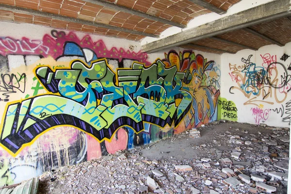 Casa destruida con coche quemado y graffiti muy colorido —  Fotos de Stock