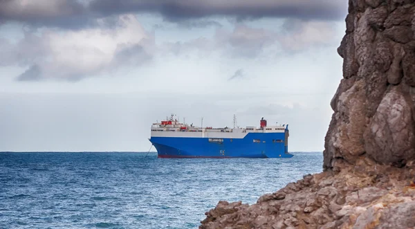 Moderne Frachtschifffahrt entlang der Küste — Stockfoto