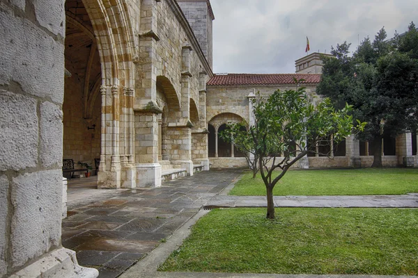 Cathedral and cloister of Our Lady of the Assumption in Santande — Stock Photo, Image