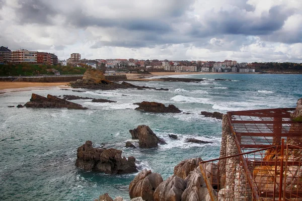 Bela paisagem com costa do mar e grandes nuvens — Fotografia de Stock