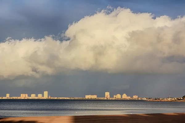 Kusten med lugnt hav och vacker himmel med moln — Stockfoto