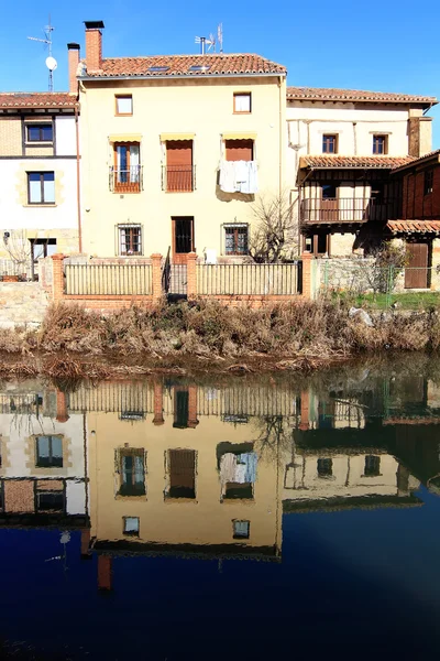 Paisagem de rio e aldeia em Aguilar de Campo, famosa por i — Fotografia de Stock