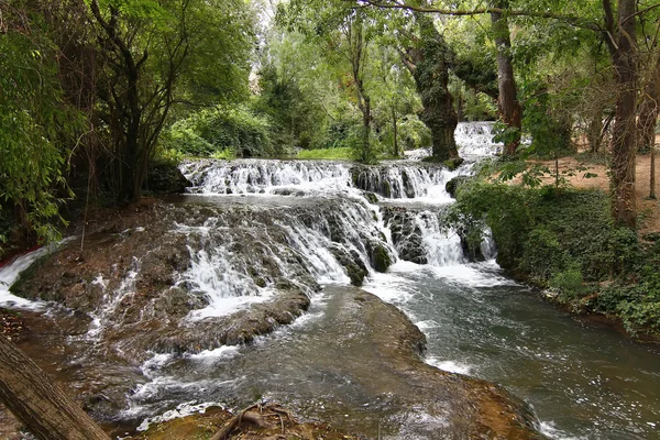 Wasserfälle steigen zwischen den Felsen hinab und kochen sie auf — Stockfoto