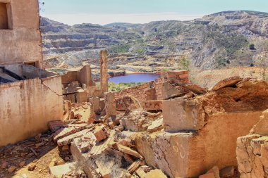 eski köy kalıntıları yok ve savaş bombalar tarafından terk