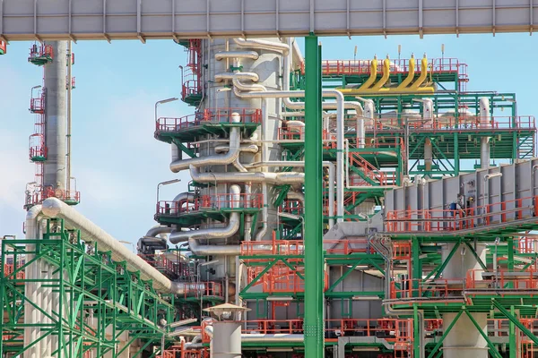 Tuberías mil colores en una refinería de petróleo moderna —  Fotos de Stock