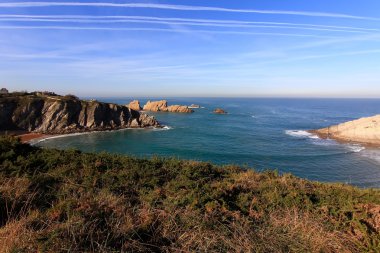 mavi deniz ve güzel kayalıklarla, kıyı yatay