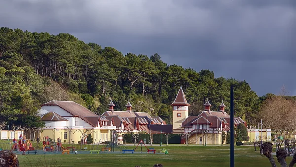 Trevligt hus och park i santander, spain — Stockfoto