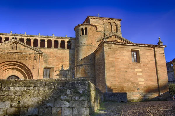 Церковь Санта-Хулиана в Сантильяна-дель-Мар, Испания — стоковое фото