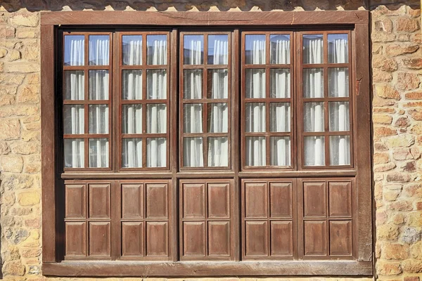 Trä och glas windows i santillana del mar Spanien — Stockfoto