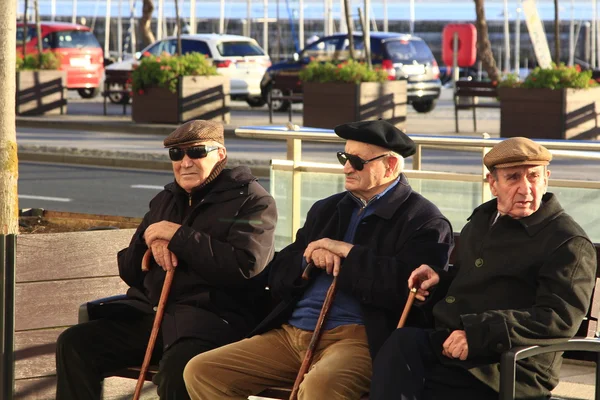 Madrid - 22 mar: bilinmeyen yaşlı insanlar zevk Güneş bir parkta