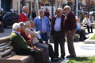 Madrid - 22 mar: bilinmeyen yaşlı insanlar zevk Güneş bir parkta