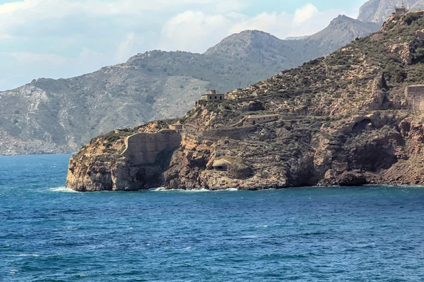 Paesaggio costiero con mare blu e splendide scogliere — Foto Stock