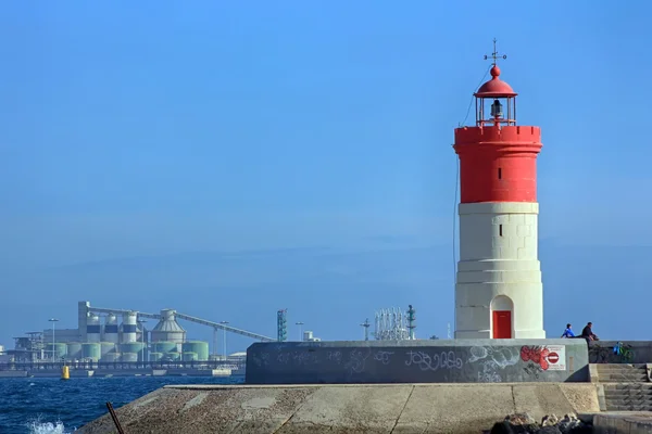 Faro bianco e rosso al porto di Cartagena, Spagna — Foto Stock